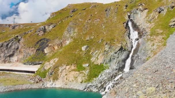 Vacker fjällsjö nära Matterhorn — Stockvideo