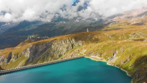 Schöner Bergsee in der Nähe des Matterhorns — Stockvideo