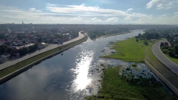 Vuelo sobre la ciudad en la orilla del río — Vídeos de Stock