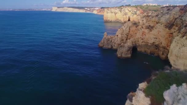 Voo sobre belas montanhas perto da costa oceânica — Vídeo de Stock