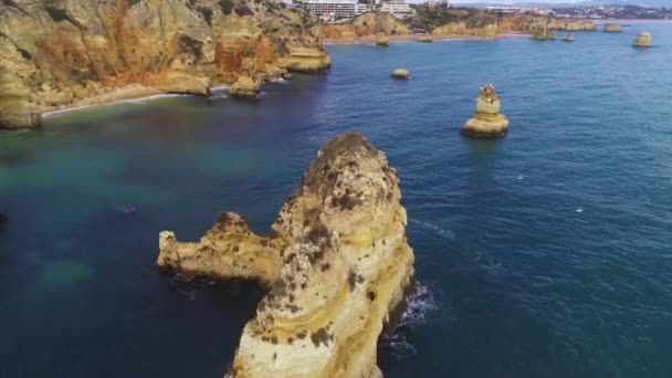 Vlucht over prachtige bergen in de buurt van ocean shore — Stockvideo