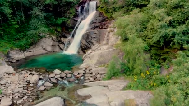 Vista para amasing cachoeira nas montanhas — Vídeo de Stock