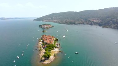 Maggiore Gölü kıyısında şehir üzerinde uçuş