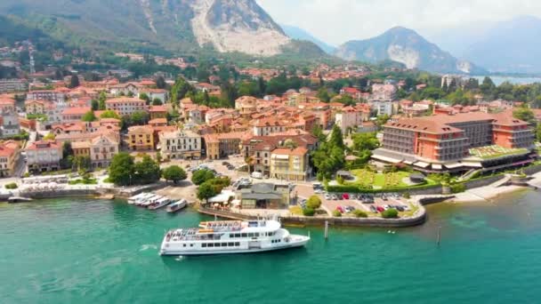Flug über die Stadt am Ufer des Lago Maggiore — Stockvideo