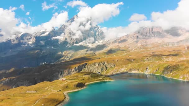 Piękne jezioro w pobliżu lotniska Matterhorn — Wideo stockowe