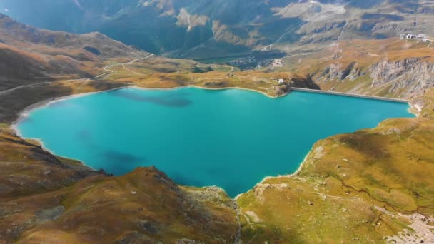 Krásné horské jezero poblíž Matterhorn — Stock video