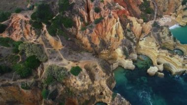 Okyanus kıyısında yakınındaki güzel Dağları üzerinde uçuş