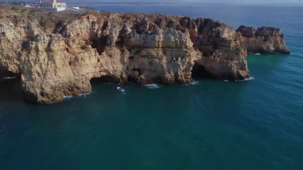 Okyanus kıyısında yakınındaki güzel Dağları üzerinde uçuş — Stok video