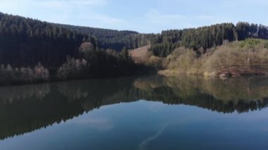 ilkbaharda göl üzerinde uçuş