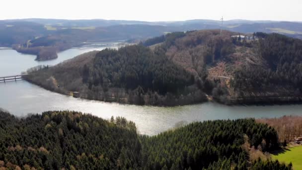 Flug über den See im Frühling — Stockvideo