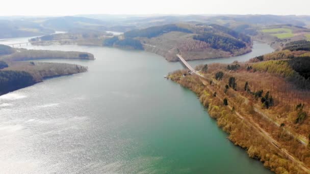 Vuelo sobre el lago en primavera — Vídeos de Stock