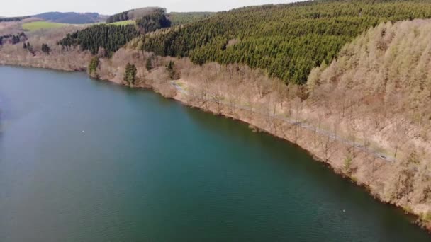 Полет над озером весной — стоковое видео