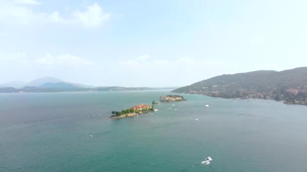 Vuelo sobre ciudad en la orilla del lago Maggiore — Vídeo de stock