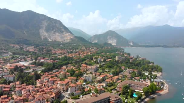 Vuelo sobre ciudad en la orilla del lago Maggiore — Vídeo de stock