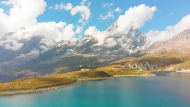 Krásné horské jezero s waterfals — Stock video
