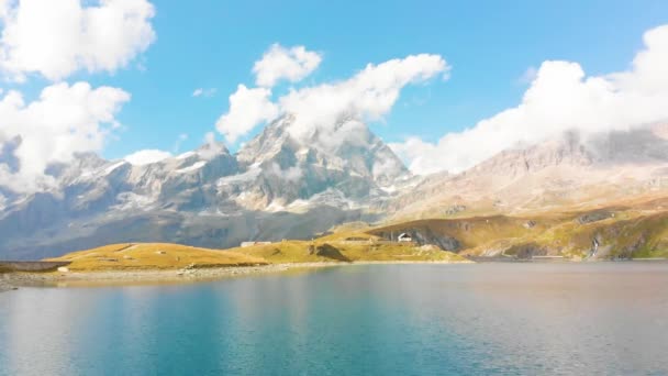 Schöner Bergsee in der Nähe des Matterhorns — Stockvideo