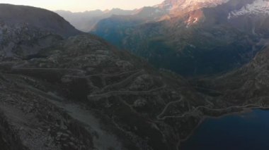 dağlarda güneş doğarken uçuş