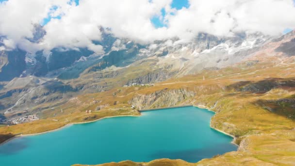 Piękne jezioro w pobliżu lotniska Matterhorn — Wideo stockowe