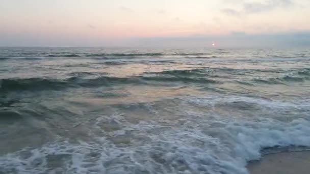 Вид с воздуха на песчаный пляж на закате — стоковое видео