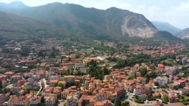 Maggiore Gölü kıyısında şehir üzerinde uçuş