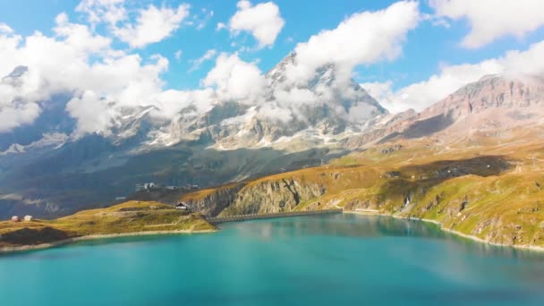 Hermoso lago de montaña cerca de Matterhorn — Vídeo de stock