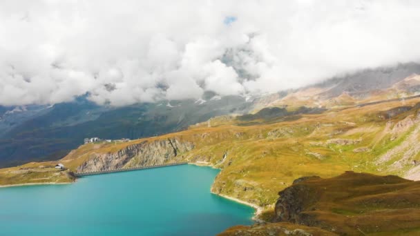 Piękne jezioro w pobliżu lotniska Matterhorn — Wideo stockowe