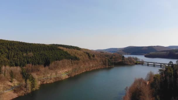 Flug über den See im Frühling — Stockvideo