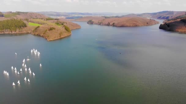 Voo sobre o lago na primavera — Vídeo de Stock