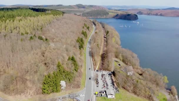 Voo sobre a estrada pelo lago na primavera — Vídeo de Stock