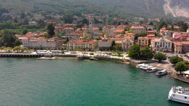 Voo sobre a cidade na margem do lago Maggiore — Vídeo de Stock