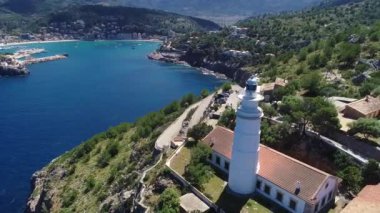 Port Soller, Mallorca civarında bir uçurumun üzerinde bulunan Cap Gros deniz feneri havadan görünümü