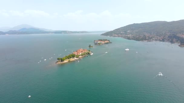 Vlucht over stad op Maggiore lake bank — Stockvideo