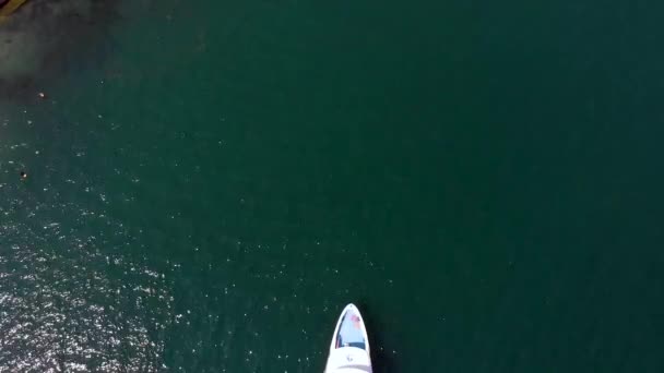 Letecký pohled na trajekt v Maggiore lake — Stock video