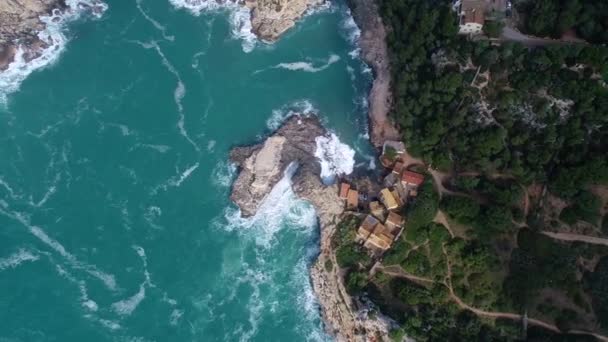 Vuelo sobre hermosa orilla del mar en Mallorca — Vídeo de stock