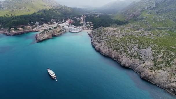 Вид с воздуха на лодку на берегу моря — стоковое видео