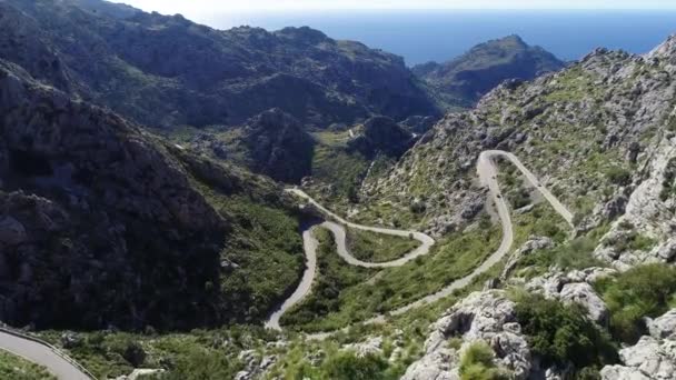 Luchtfoto opwindende kronkelige weg op Mallorca Isle — Stockvideo