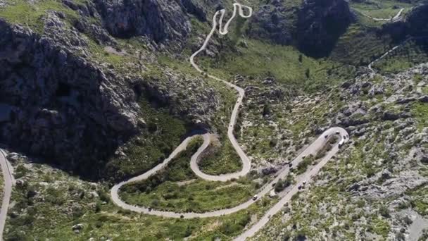 Aerial view winding serpentine road at Mallorca isle — Stock Video