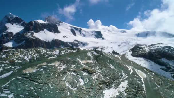 Flygfoto över bergen nära Matterhorn — Stockvideo