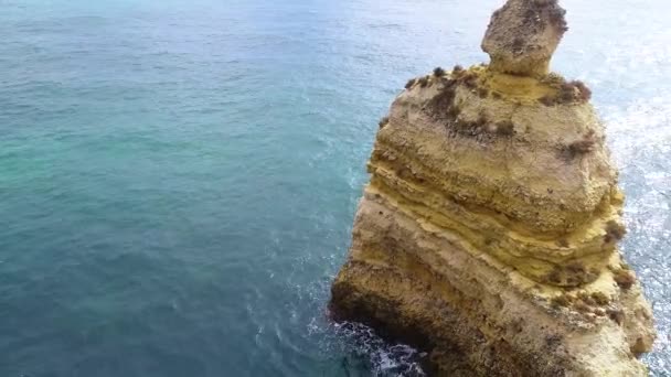 Flyg över vackra bergen nära stranden — Stockvideo