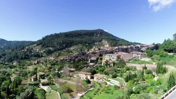 Flug über Valldemossa auf Mallorca, Balearen, Spanien — Stockvideo