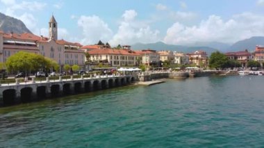 Maggiore Gölü kıyısında şehir üzerinde uçuş