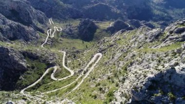 Mallorca Isle 'de hava görünümü sarma serpantin yol