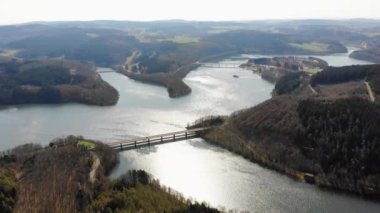 ilkbaharda göl üzerinde uçuş