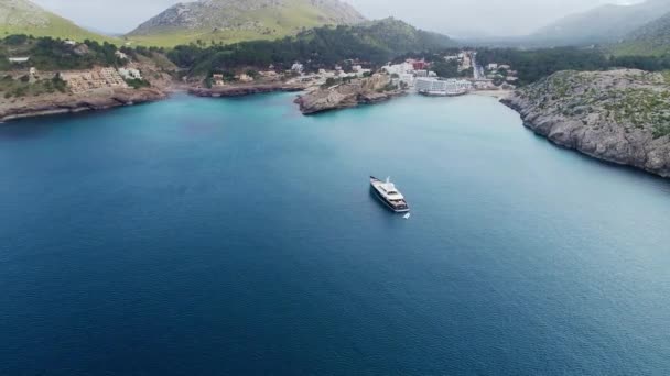 Deniz kıyısındaki tekne havadan görünümü — Stok video