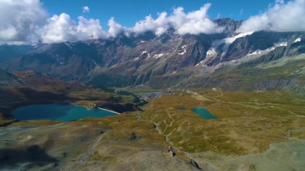 Vista aérea de las montañas cerca de Matterhorn — Vídeo de stock