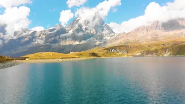 Vacker fjällsjö nära Matterhorn — Stockvideo
