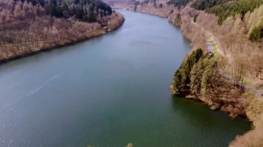 ilkbaharda göl üzerinde uçuş