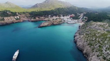 deniz kıyısındaki tekne havadan görünümü
