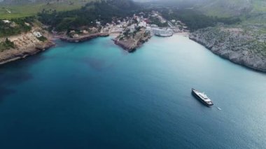 deniz kıyısındaki tekne havadan görünümü