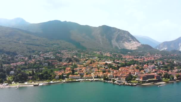 Vlucht over stad op Maggiore lake bank — Stockvideo